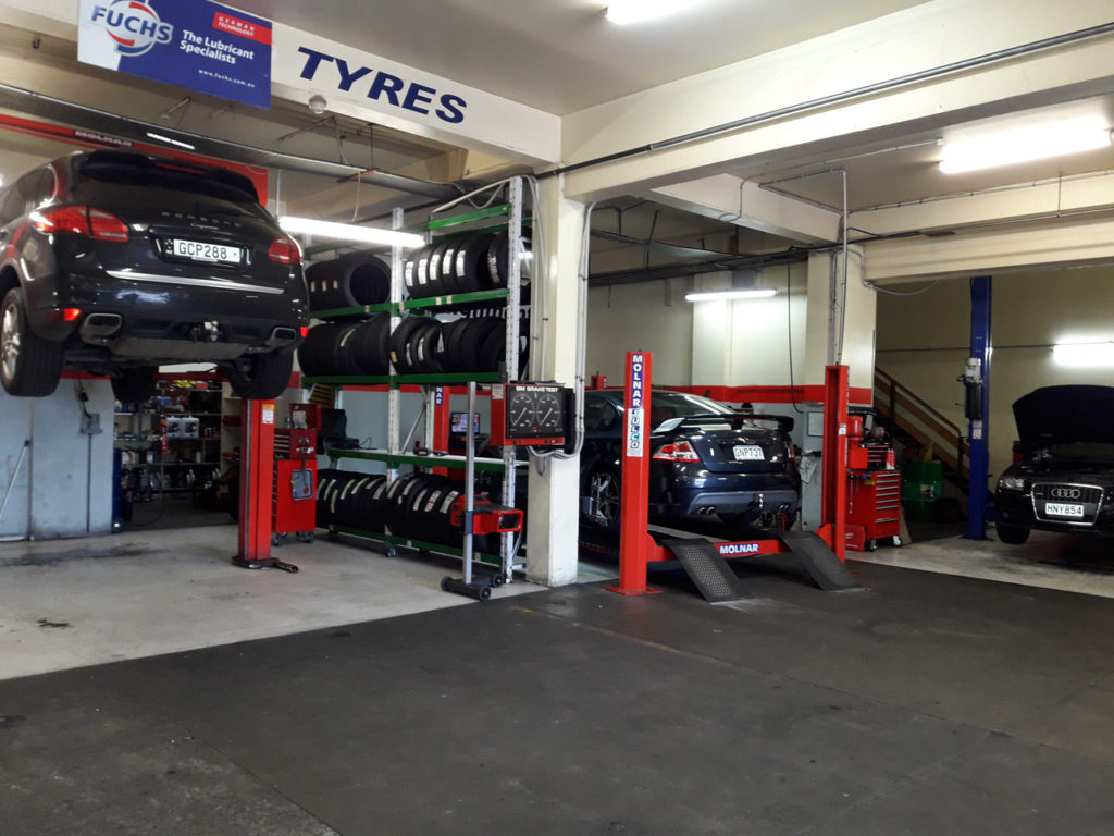 Auto repair workshop offering car services in auckland by tyre and mechanical mechanics