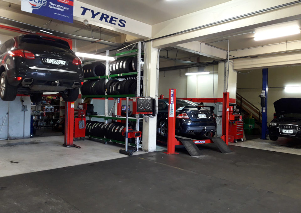 Auto repair workshop in auckland by tyre and mechanical mechanics